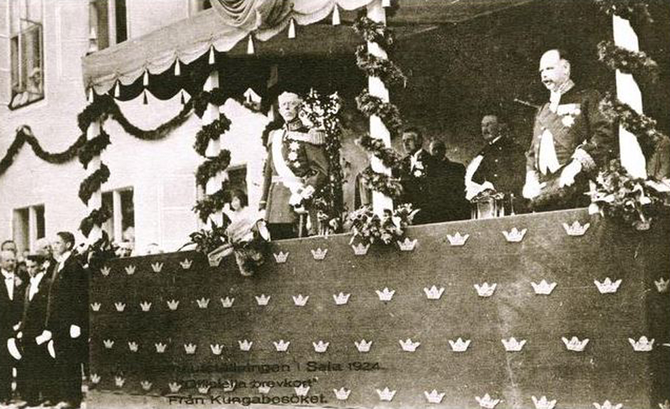 Kung Gustaf V i Sala, till höger syns landshövding Walter Murray.