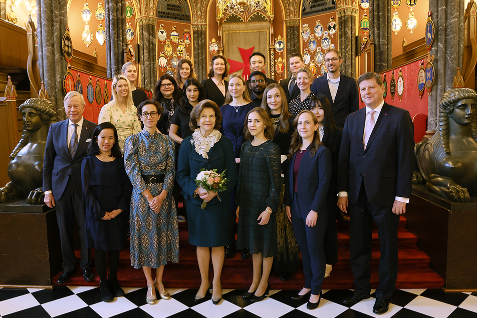 Drottningen tillsammans med stipendiaterna och stiftelsen Frimurare Barnhuset.