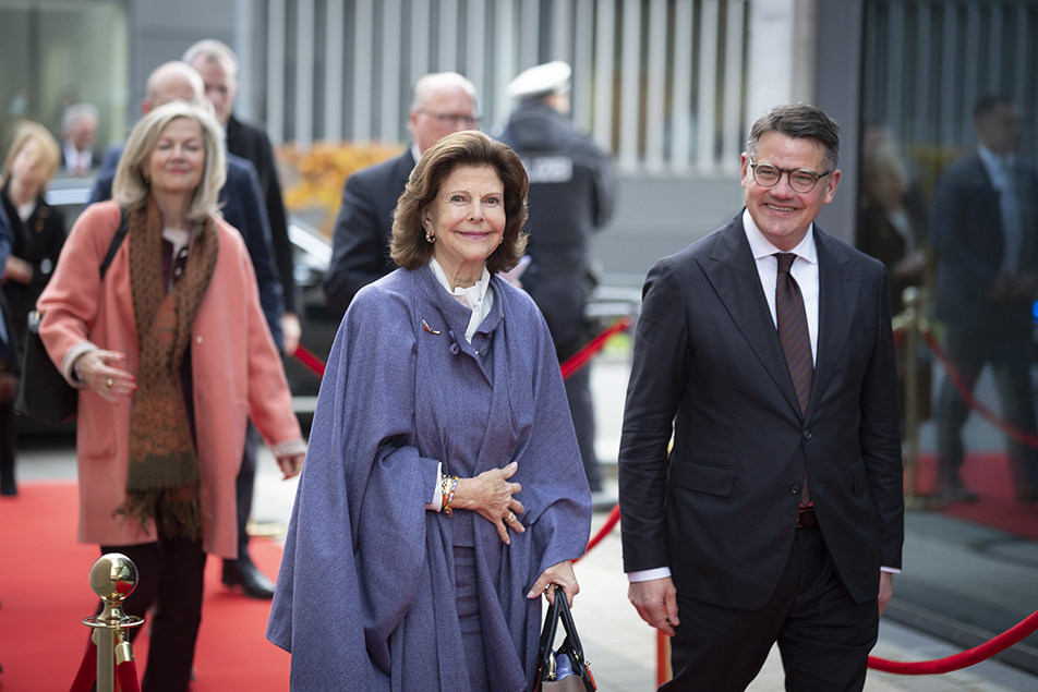 Drottningen tillsammans med Boris Rhein och Sveriges ambassadör Veronika Wand-Danielsson.