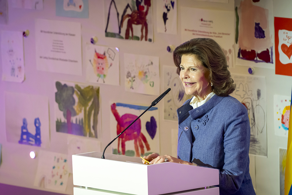 Drottningen höll tal vid invigningen av Childhood-Haus Frankfurt. 