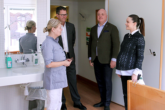 Vårdenhetschef Ewa Malmqvist visar en av Sophiahemmets två vårdavdelningar. I mitten Sophiahemmets vd Peter Seger och chefläkare Jan Zedenius.