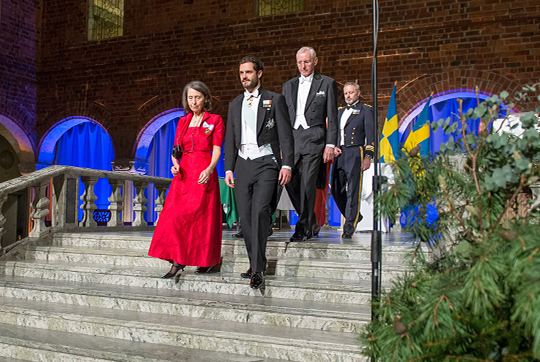 Kerstin Niblaeus och Prins Carl Philip anländer till högtidssammankomsten som hölls i Blå hallen.