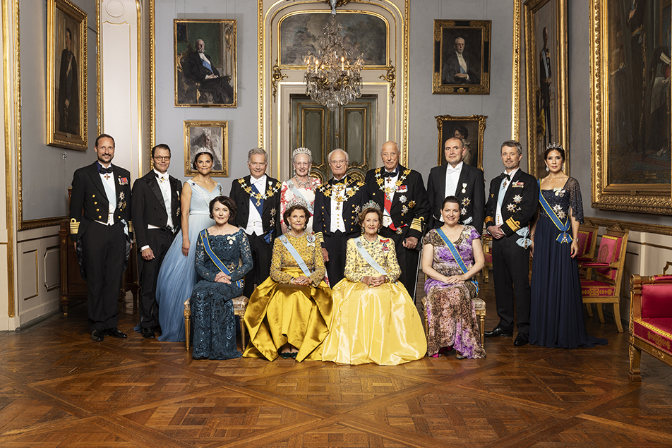 DD.MM. Konungen och Drottningen fotograferade med de nordiska statscheferna med gemåler samt Sveriges och Danmarks tronföljarpar och Kronprinsen av Norge i samband med firandet av Konungens 50-årsjubileum på tronen.