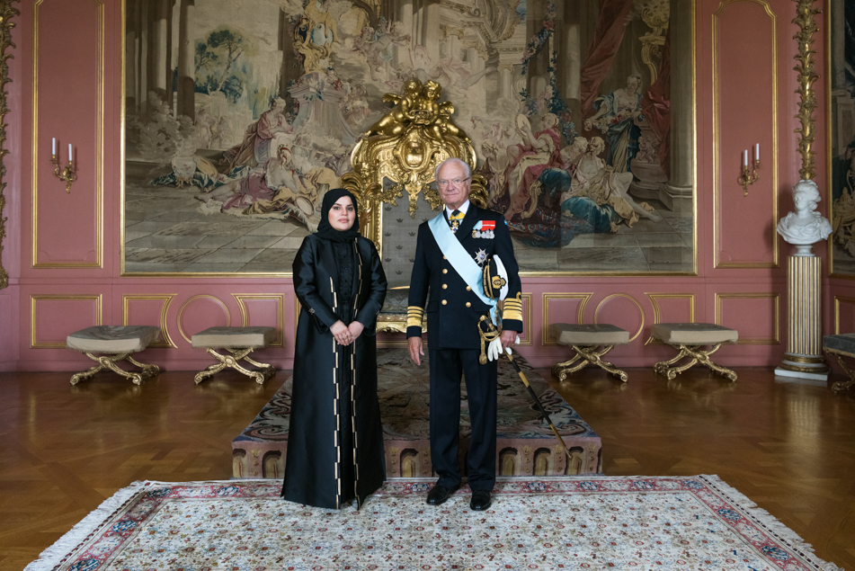 The King receives Qatar's ambassador Nadia Al-Sheebi. 