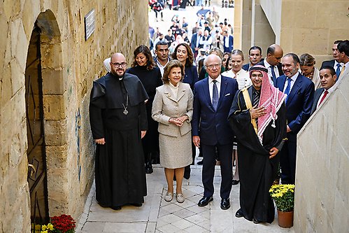  Kungaparet träffar imamen från stadens stora moské och en präst från Den gode herdens kyrka på Al-Haddadeen-trappan. 