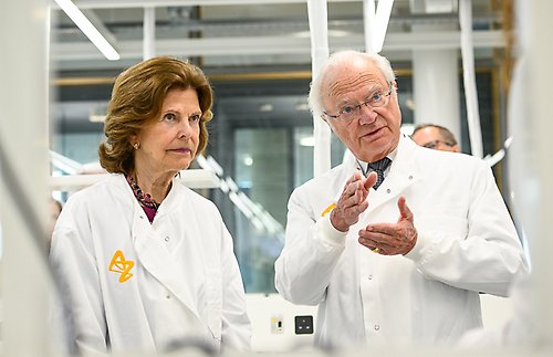 The King and Queen at Astra Zeneca's research facility in Cambridge. 