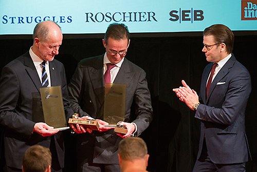 Prins Daniel delar ut 2014-års utmärkelser för förtjänstfullt ordförandeskap till Bob Persson och Tomas Billing.