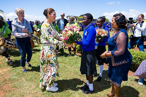 Kronprinsessan välkomnas till stiftelsen Gunduas skola i Lewa. Foto: Pelle T Nilsson/SPA