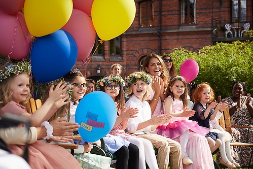 Prinsessan Madeleine tillsammans med barn på Hovstallet för sommarkalas, arrangerat av Min stora dag.