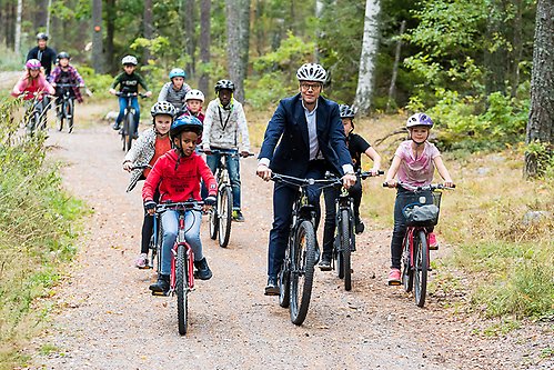 Prins Daniel på mountainbiketur med elever från British Junior i Eskilstuna. 