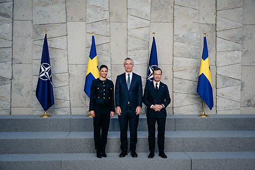 Kronprinsessan, Natos generalsekreterare Jens Stoltenberg och statsminister Ulf Kristersson utanför Natos högkvarter.