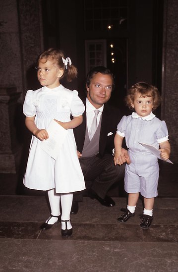 H.M. Konungen och DD.KK.HH. Kronprinsessan och Prins Carl Philip, 1982