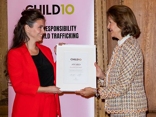 Drottningen delar ut priset CHILD10 till Zandra Kanakaris, generalsekreterare för Ellencentret. 