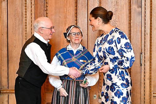 Kronprinsessan gratulerar mjölkbönderna Iréne och Bernt Wikström, Lövånger. 