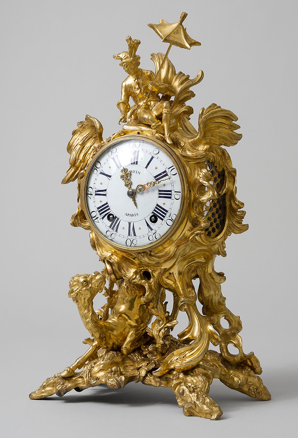 Det fantasieggande uret med dromedaren tillhör Gustaf V:s möbleringar på Tullgarn, men det är egentligen betydligt äldre, utfört i Paris under senare delen av 1740-talet. En generation senare ägdes det av Axel von Fersen d y, som länge var i fransk tjänst. Gissningsvis medförde han uret, då han återvände hem till Sverige.