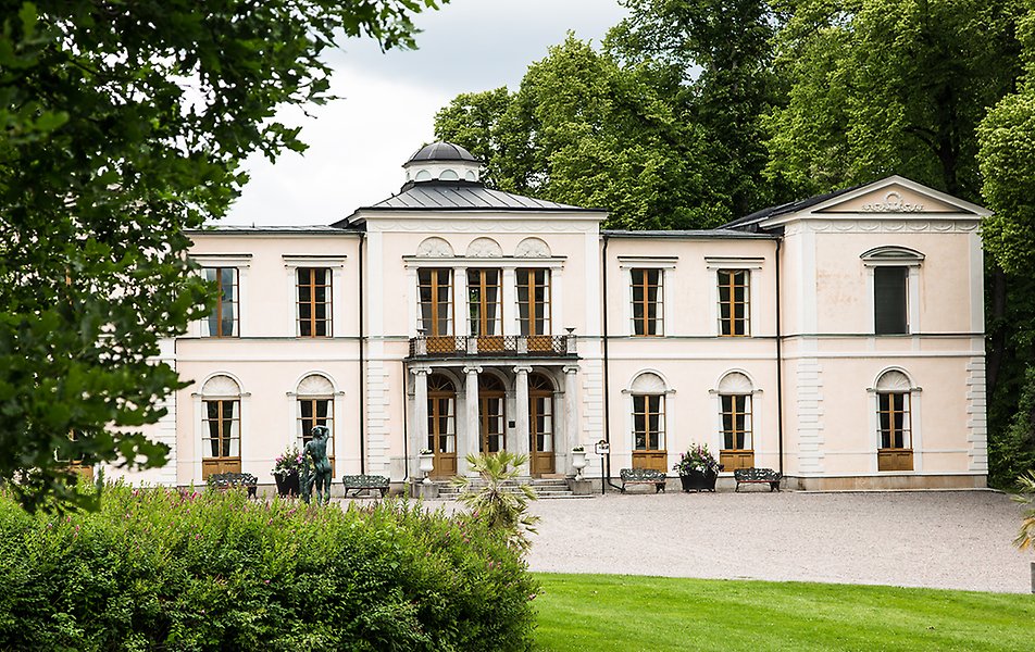 Rosendals slott ligger på Kungl. Djurgården och uppfördes på 1820-talet åt kung Karl XIV Johan. Ett lustslott att dra sig tillbaka till och njuta av sommaren på Djurgården.