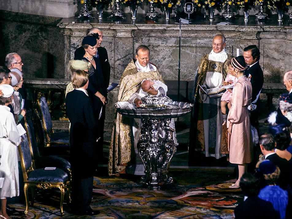 The christening ceremony in the Royal Chapel at the Royal Palace was led by Archbishop Olof Sundby and Chief Court Chaplain Hans Åkerhielm. 