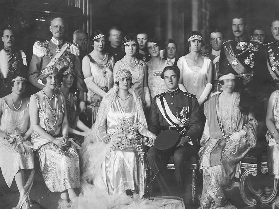 De svenska och belgiska kungafamiljerna efter den kyrkliga ceremonin i Bryssel då prinsessan Astrid gifte sig med den belgiske tronföljaren Leopold 1926. 