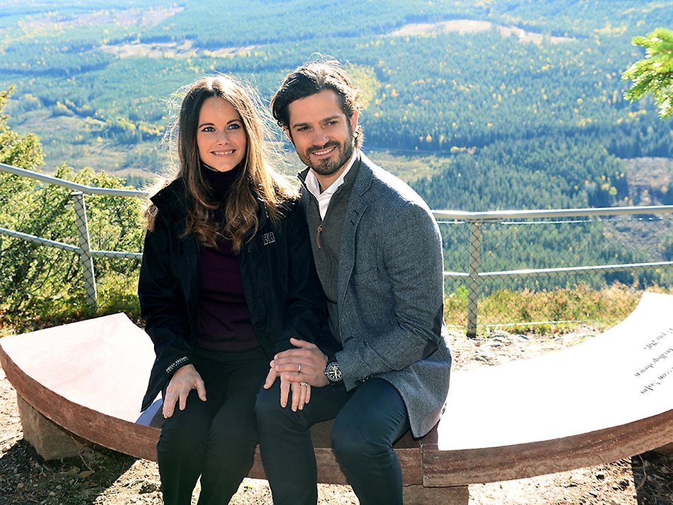 In September 2016, Prince Carl Philip and Princess Sofia visited Hykjeberg Nature Reserve in Älvdalen. During their visit, The Prince Couple unveiled the stone bench they had received as a wedding gift from Dalarna. 