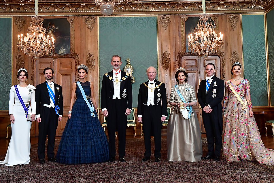 Kungaparet, Kronprinsessparet och Prinsparet tillsammans med Konung Felipe VI och Drottning Letizia inför galamiddag på Kungl. Slottet.