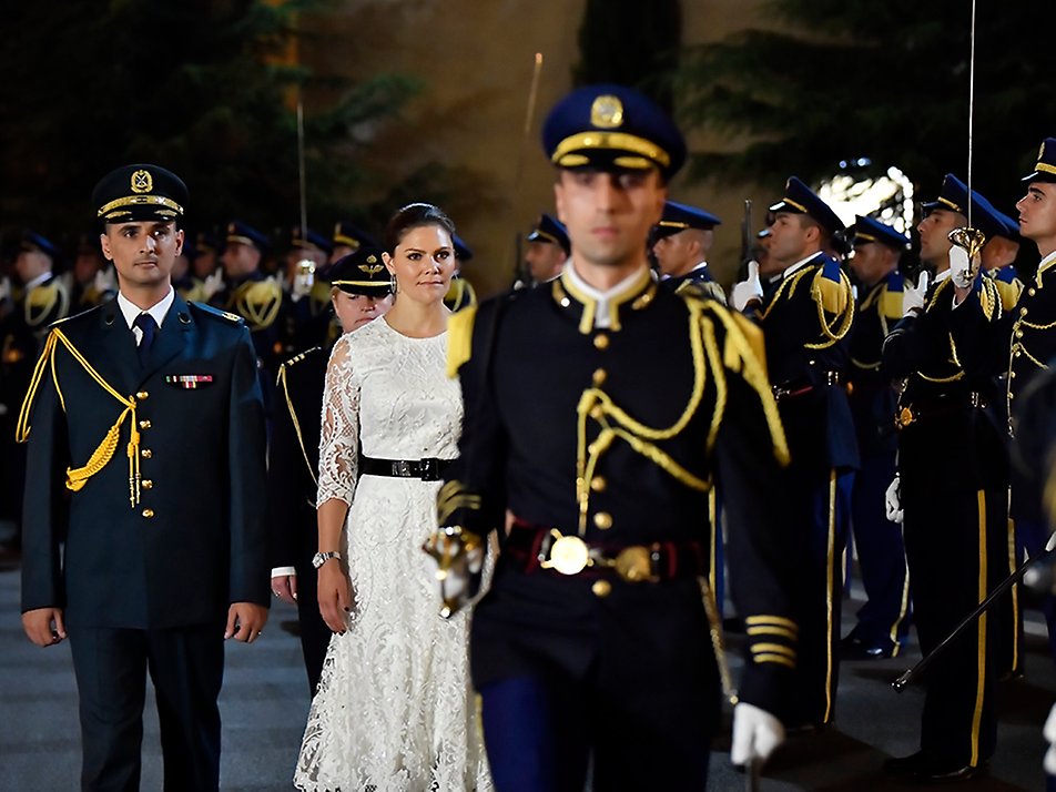 Kronprinsessan tas emot utanför presidentpalatset i Beirut i samband med ett officiellt besök till Libanon.