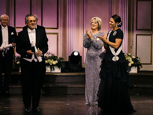 The Crown Princess presents the Medal for Promoting the Art of Music to singer Tommy Körberg. 