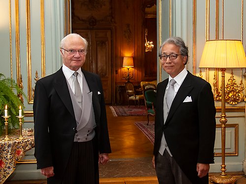 The King with ambassador Shigeyuki Hiroki in Princess Sibylla's Apartments at the Royal Palace. 