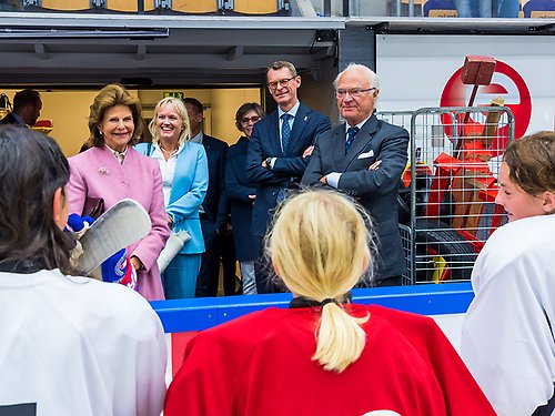 The King and Queen meet young ice hockey players during their visit to Kalmar County. 