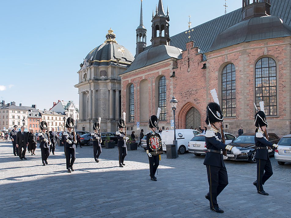 Processionen anländer till Riddarholmskyrkan under en serafimerringning. F