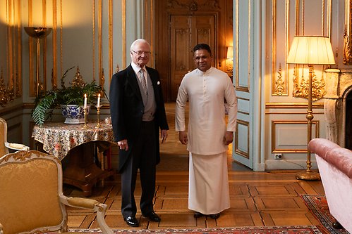 Kungen tog emot Sri Lankas ambassadör Dharshana Mahendra Perera i Prinsessan Sibyllas våning på Kungl. Slottet.