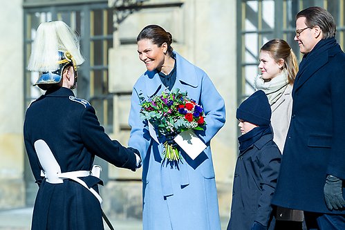 Kronprinsessan uppvaktas av en soldat ur Livgardet vid namnsdagsfirandet på Kungl. Slottet. 