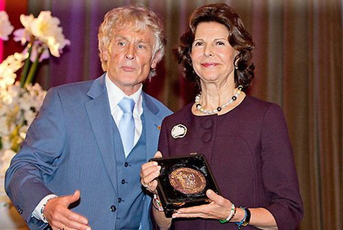 Den tysk-holländske filosofen Werner Janssen delar ut Buber-priset till Drottningen.
