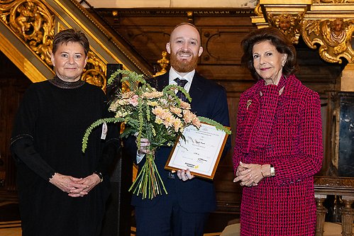 Drottningen tillsammans med pristagaren Jacob Vogel och Alzheimerfondens generalsekreterare Liselotte Jansson.