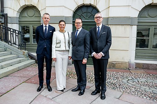 Kronprinsessparet togs emot av Högsta domstolens ordförande Anders Eka och kanslichef Jens Wieslander.