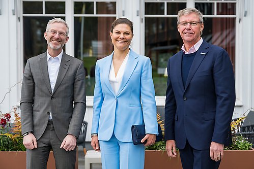 Kronprinsessan tillsammans med professor Henrik Österblom och SeaBOS managing director Martin Exel vid ankomsten till mötet på Färingsö. 
