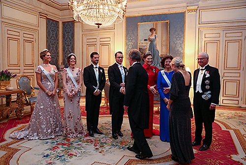 Kungafamiljen tar emot Nobelpristagarna i Prins Bertils våning på Kungl. Slottet. 