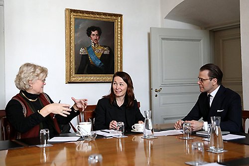 Prins Daniel med Carola Lemne, ordförande och Cecilia Nykvist, vd, från Ung Företagsamhet. 